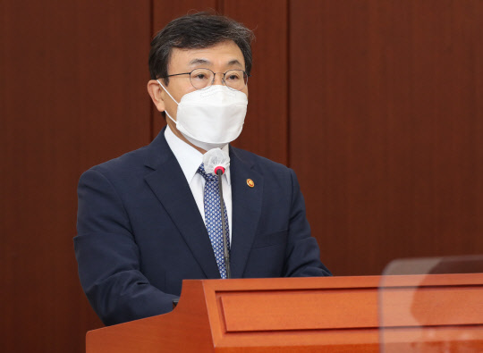 권덕철 보건복지부 장관이 6일 국회에서 열린 보건복지위위원회의 보건복지부에 대한 국정감사에 출석해 업무보고를 하고 있다. 연합뉴스